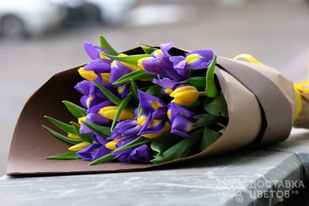 Букет желтых тюльпанов с ирисами "Марафон"